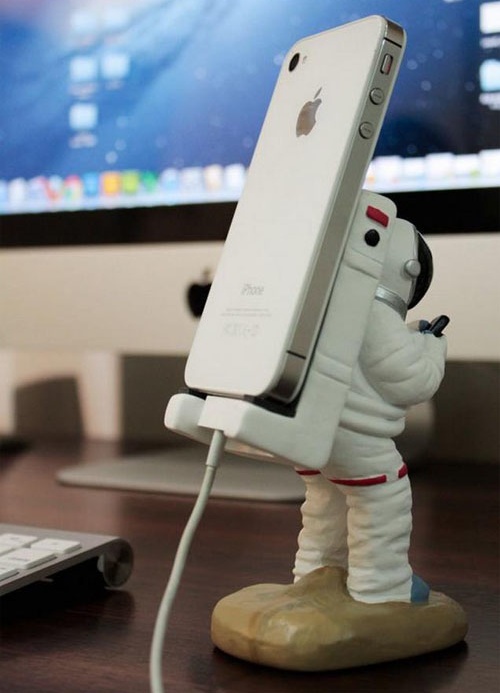 宇航員太空漫游創(chuàng)意iPhone手機(jī)座