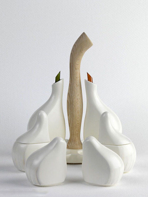 兩種風格各異的創(chuàng)意大蒜調(diào)味瓶 圖二