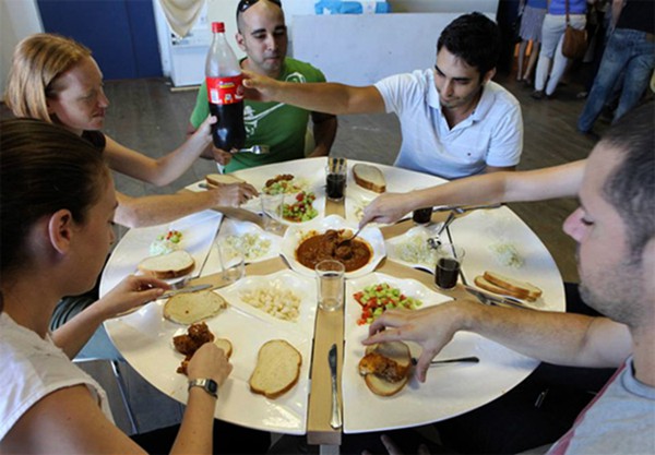 由盤(pán)子“拼成”的餐桌 圖四