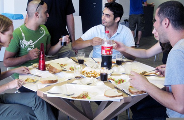 由盤(pán)子“拼成”的餐桌 圖六