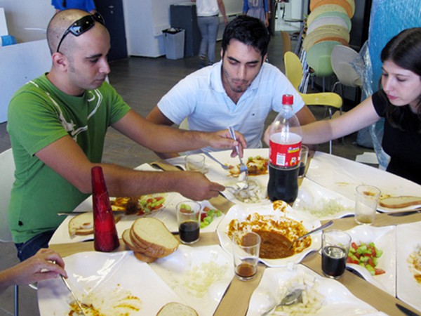 由盤(pán)子“拼成”的餐桌 圖七