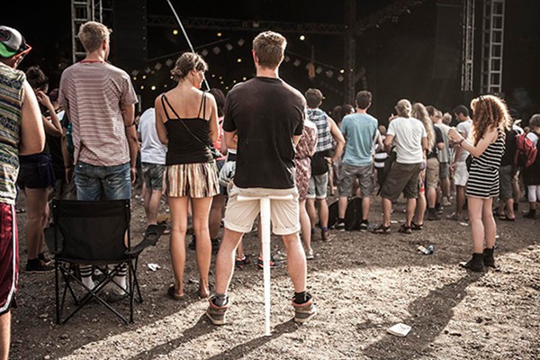 裝進(jìn)口袋的可折疊椅子（Rest）圖二