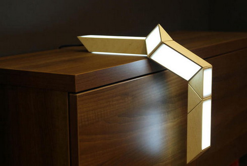 可任意角度扭轉的燈具（Rubik’s Snake）