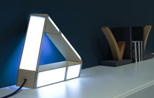 可任意角度扭轉的燈具(Rubik’s Snake) 可任意角度扭轉的燈具(Rubik’s Snake)