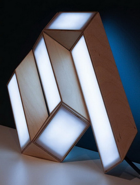 可任意角度扭轉的燈具（Rubik’s Snake）