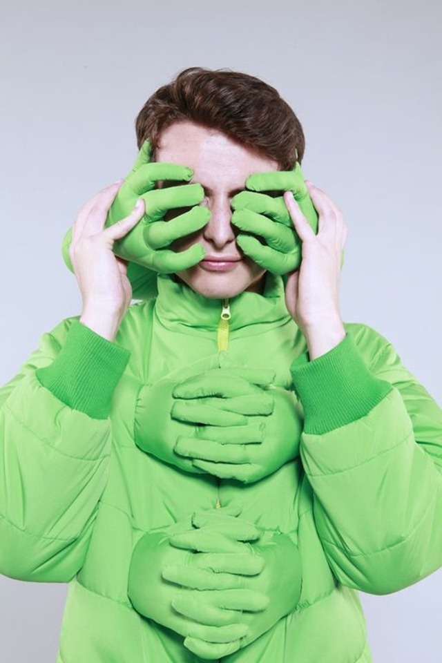 Si Chan設(shè)計(jì)趣味環(huán)抱羽絨服 Si Chan設(shè)計(jì)趣味環(huán)抱羽絨服