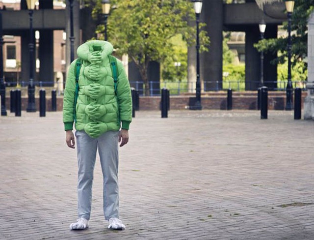 Si Chan設(shè)計(jì)趣味環(huán)抱羽絨服