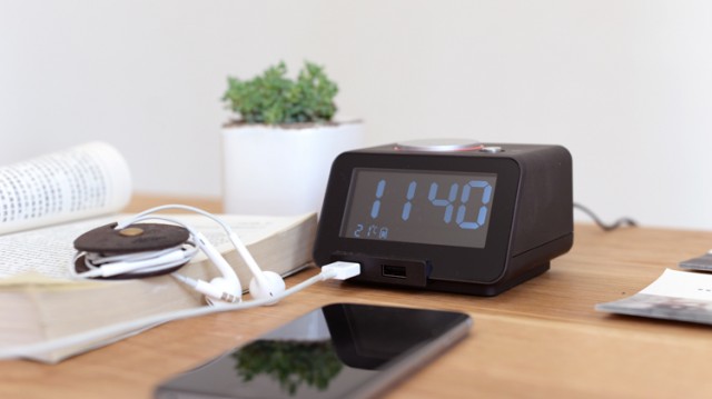 【時光電?！恳粋€可以給手機(jī)充電的床頭鬧鐘