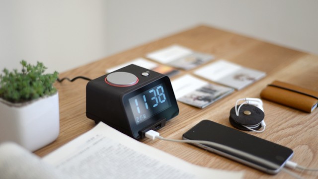 【時光電?！恳粋€可以給手機(jī)充電的床頭鬧鐘