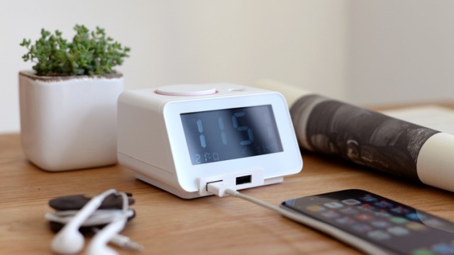 【時光電?！恳粋€可以給手機(jī)充電的床頭鬧鐘