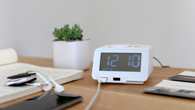 【時光電?！恳粋€可以給手機(jī)充電的床頭鬧鐘
