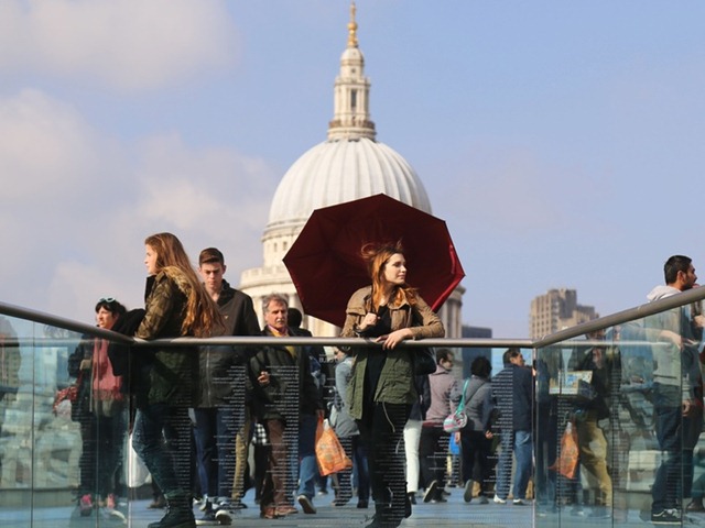 奇葩的反方向雨傘創(chuàng)意設(shè)計(jì)