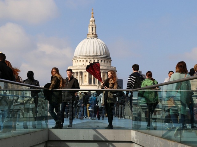 奇葩的反方向雨傘創(chuàng)意設(shè)計(jì)
