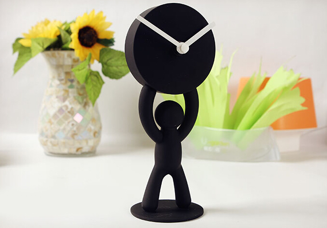 手舉時鐘的創(chuàng)意掛鐘