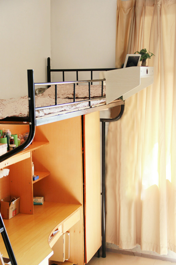 掛在上鋪的創(chuàng)意桌子（Cloudesk）