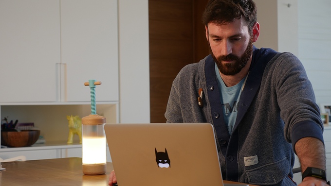 英國活塞控制燈光亮度的創(chuàng)意臺燈（DiMO Lamp）